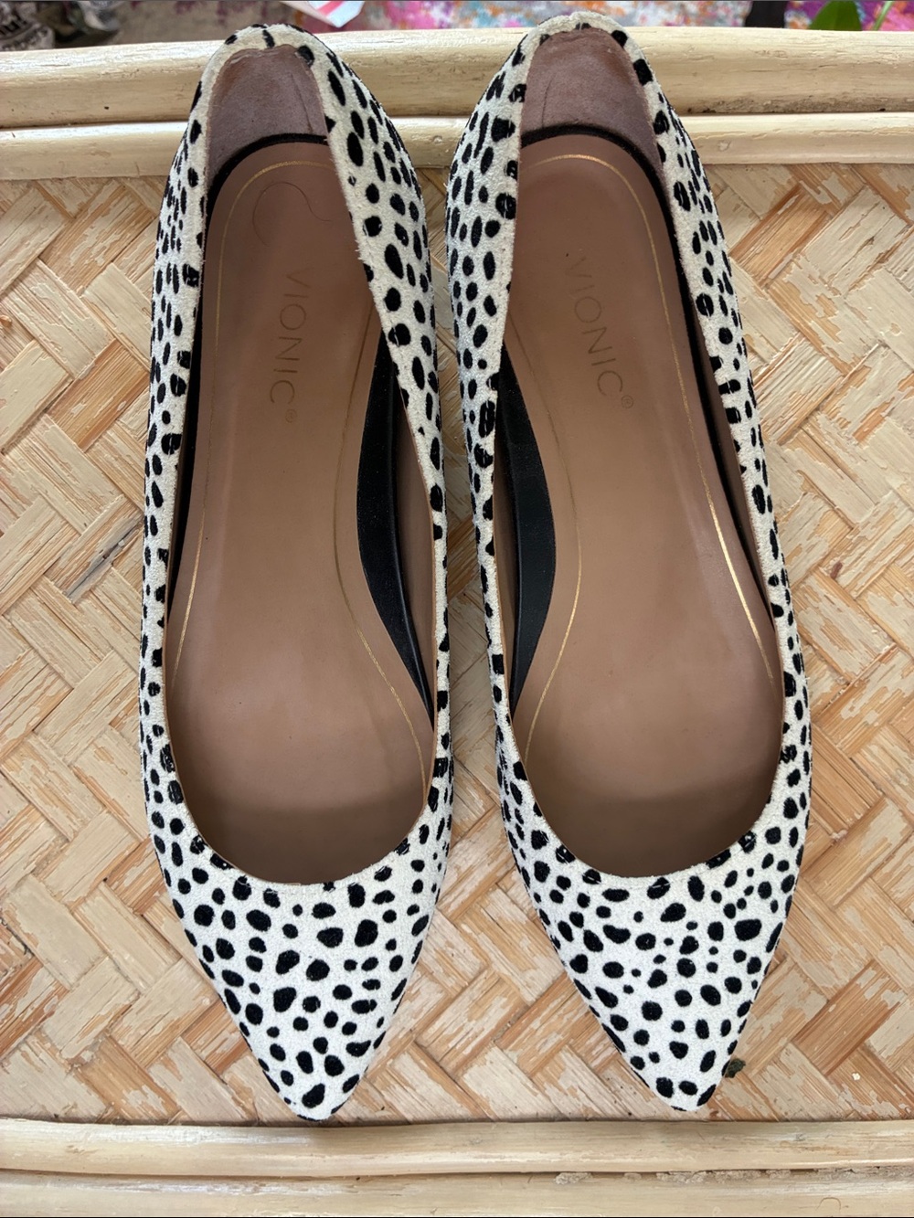 Vionic Lena Spot pointed-toe flats in black-and-creme 7.5